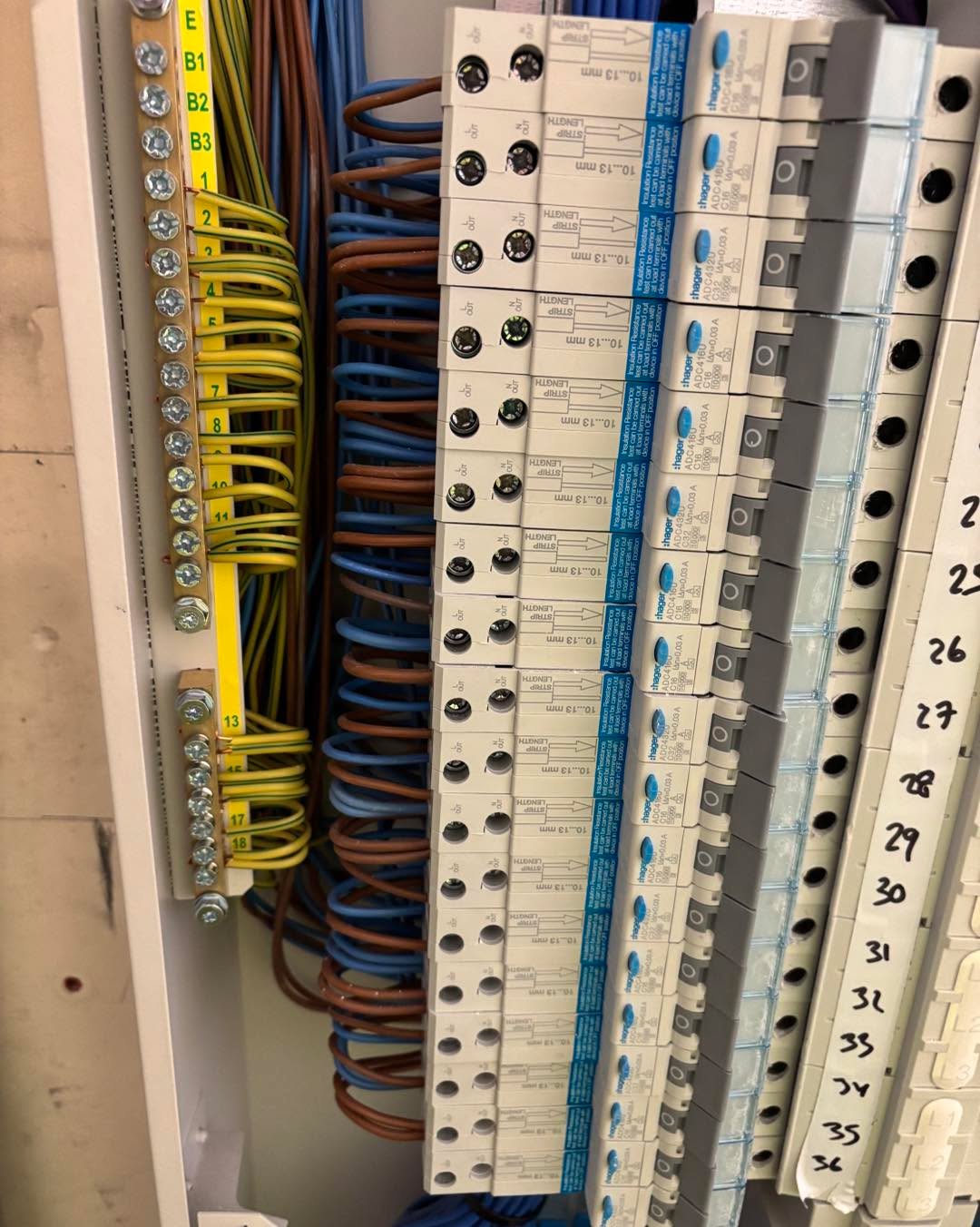 ⚡ Big & Bold:
Beast mode activated! 💪 Putting together a huge 72-way consumer unit for a private members club – this one’s a real powerhouse! #lingfield #electricianlife #electrician #oxted #edenbridge #eastgrinstead